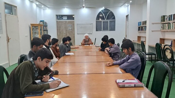 تصاویر/ نشست کانون‌ اخلاق و تربیت مدرسه علمیه امیرالمؤمنین(ع) آران و بیدگل