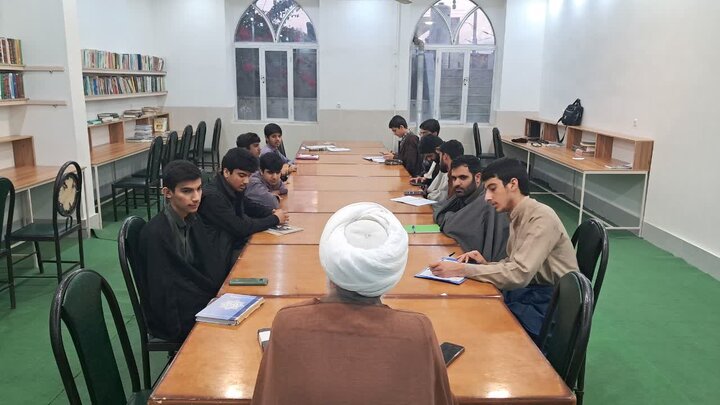 تصاویر/ نشست کانون‌ اخلاق و تربیت مدرسه علمیه امیرالمؤمنین(ع) آران و بیدگل