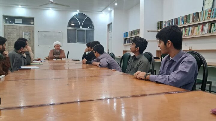 تصاویر/ نشست کانون‌ اخلاق و تربیت مدرسه علمیه امیرالمؤمنین(ع) آران و بیدگل