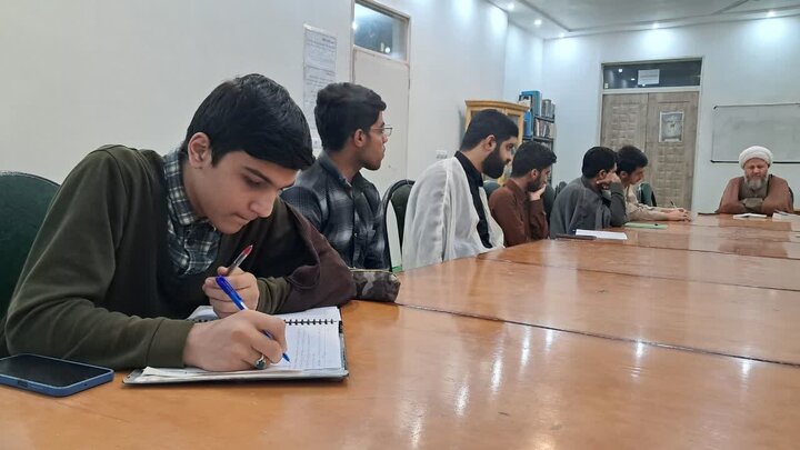 تصاویر/ نشست کانون‌ اخلاق و تربیت مدرسه علمیه امیرالمؤمنین(ع) آران و بیدگل