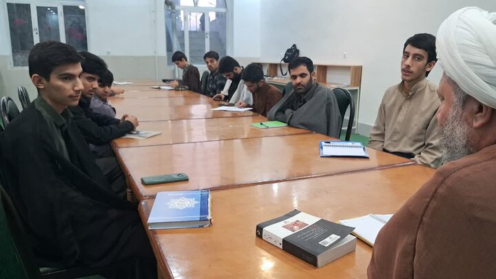 تصاویر/ نشست کانون‌ اخلاق و تربیت مدرسه علمیه امیرالمؤمنین(ع) آران و بیدگل