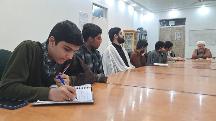 تصاویر/ نشست کانون‌ اخلاق و تربیت مدرسه علمیه امیرالمؤمنین(ع) آران و بیدگل