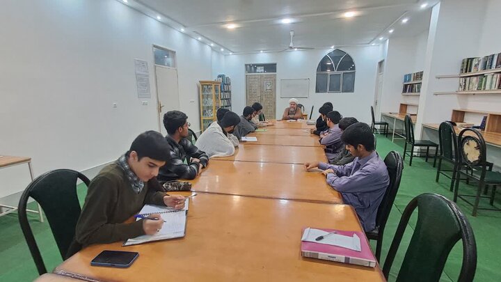 تصاویر/ نشست کانون‌ اخلاق و تربیت مدرسه علمیه امیرالمؤمنین(ع) آران و بیدگل