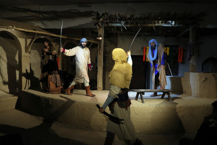 تصاویر/ نمایشگاه سوگواره حدیث غربت در کوچه های بنی هاشم