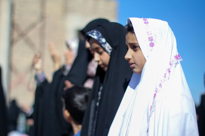 تصاویر| اقامه نماز باران در صحن مصلای المهدی بیرجند