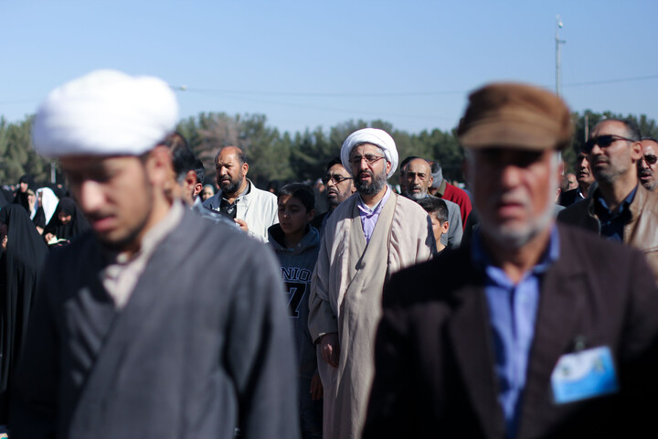 تصاویر| اقامه نماز باران در صحن مصلای المهدی بیرجند