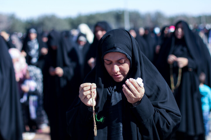 تصاویر| اقامه نماز باران در صحن مصلای المهدی بیرجند