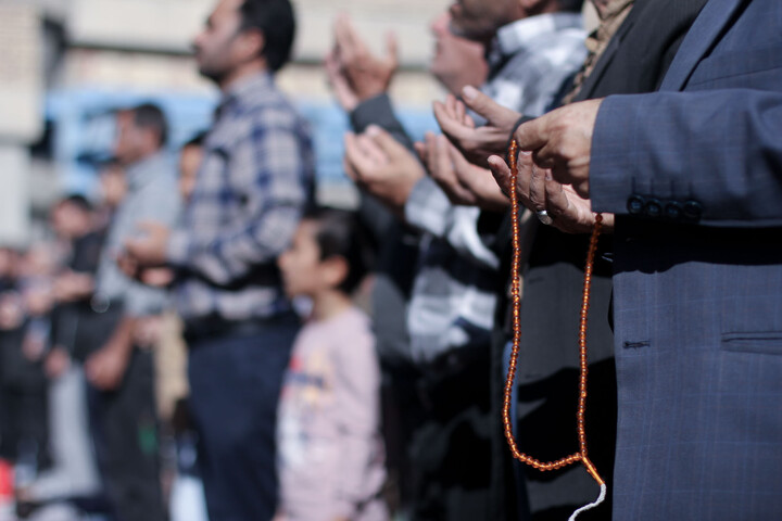 تصاویر| اقامه نماز باران در صحن مصلای المهدی بیرجند