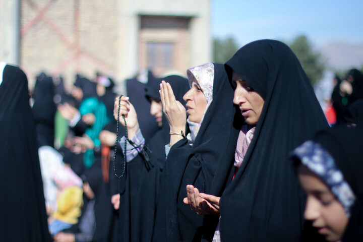 تصاویر| اقامه نماز باران در صحن مصلای المهدی بیرجند