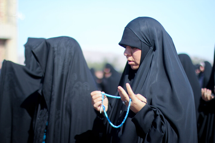 تصاویر| اقامه نماز باران در صحن مصلای المهدی بیرجند