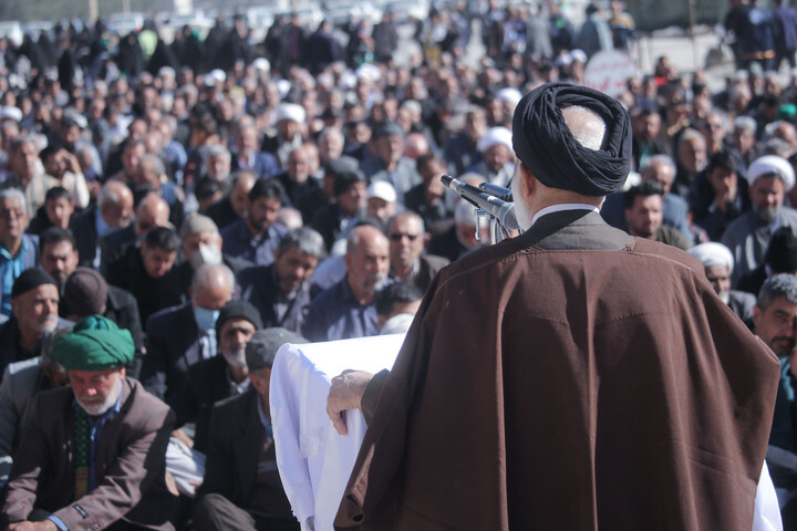 تصاویر| اقامه نماز باران در صحن مصلای المهدی بیرجند