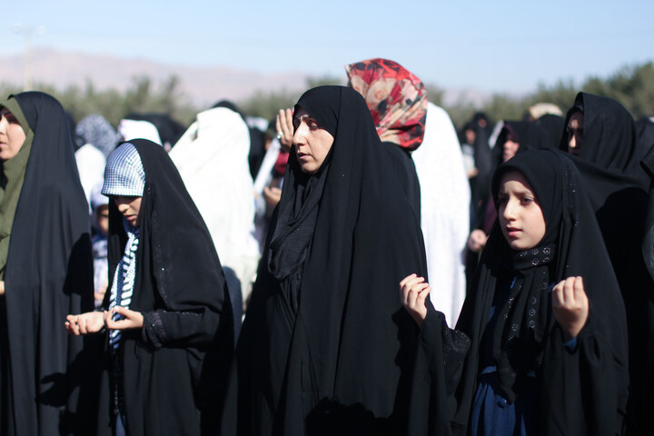 تصاویر| اقامه نماز باران در صحن مصلای المهدی بیرجند