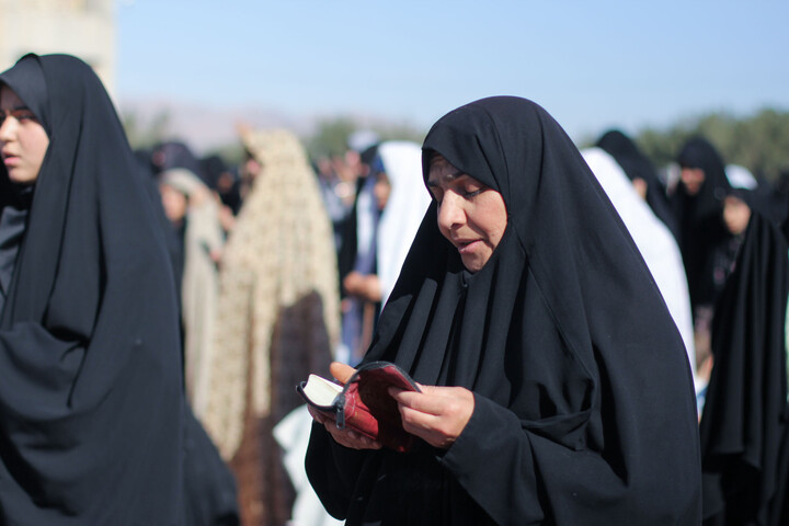تصاویر| اقامه نماز باران در صحن مصلای المهدی بیرجند