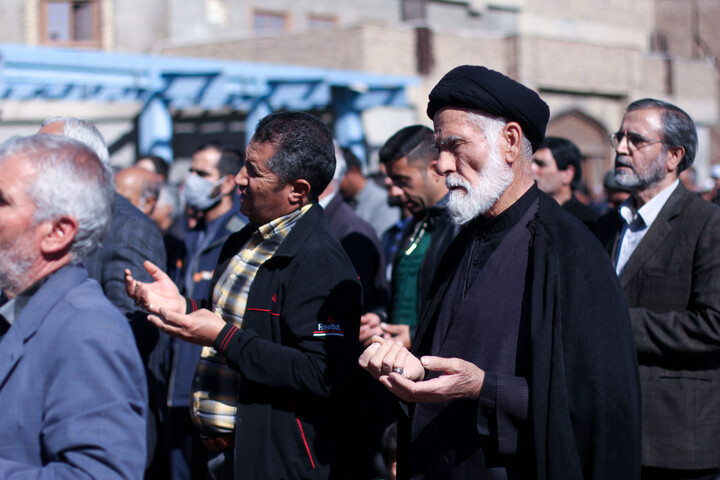 تصاویر| اقامه نماز باران در صحن مصلای المهدی بیرجند