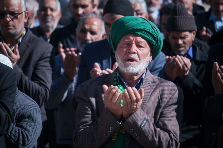 تصاویر| اقامه نماز باران در صحن مصلای المهدی بیرجند