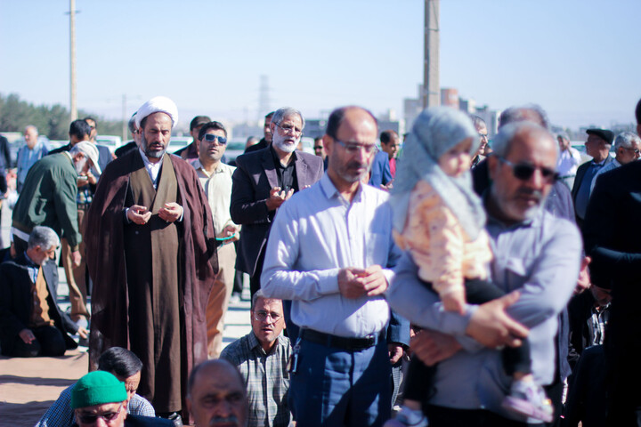 تصاویر| اقامه نماز باران در صحن مصلای المهدی بیرجند