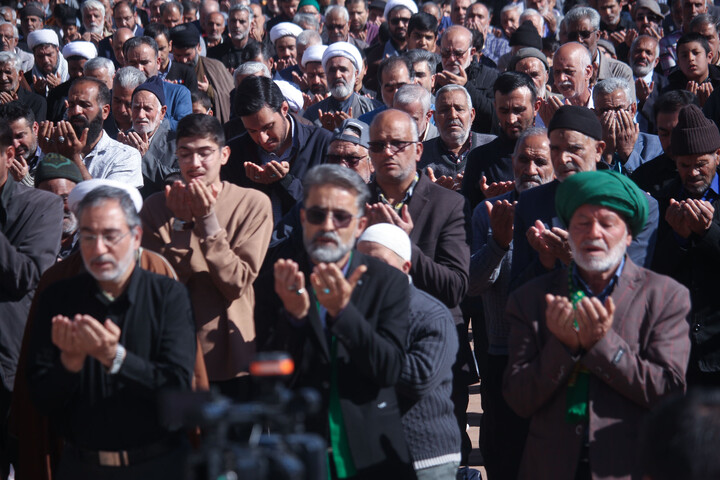 تصاویر| اقامه نماز باران در صحن مصلای المهدی بیرجند