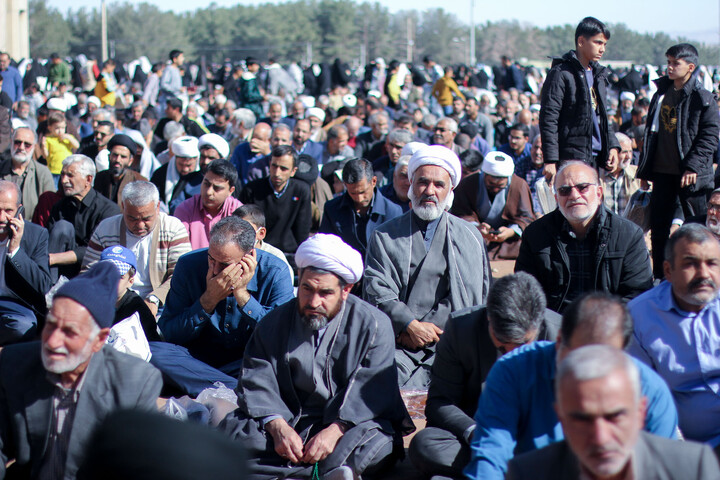 تصاویر| اقامه نماز باران در صحن مصلای المهدی بیرجند
