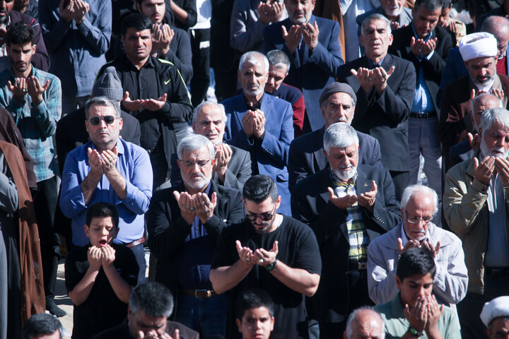 تصاویر| اقامه نماز باران در صحن مصلای المهدی بیرجند