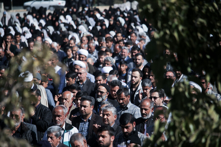 تصاویر| اقامه نماز باران در صحن مصلای المهدی بیرجند