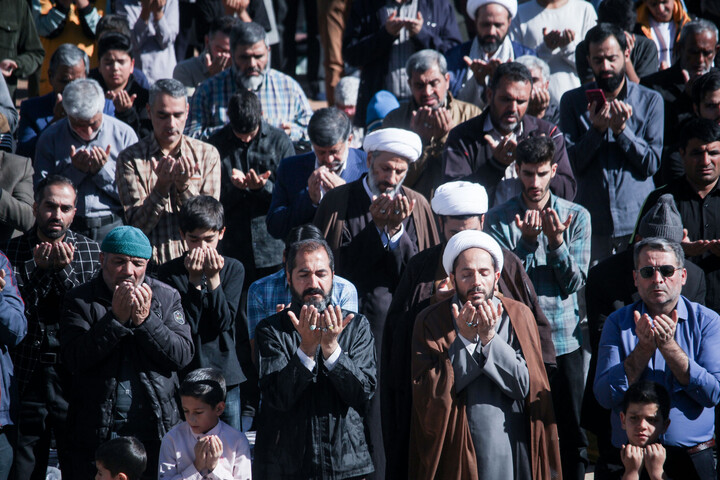 تصاویر| اقامه نماز باران در صحن مصلای المهدی بیرجند