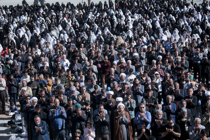 تصاویر| اقامه نماز باران در صحن مصلای المهدی بیرجند