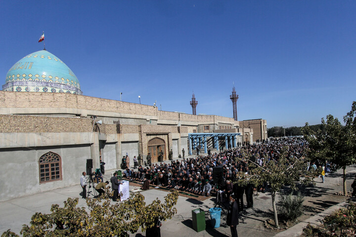 تصاویر| اقامه نماز باران در صحن مصلای المهدی بیرجند