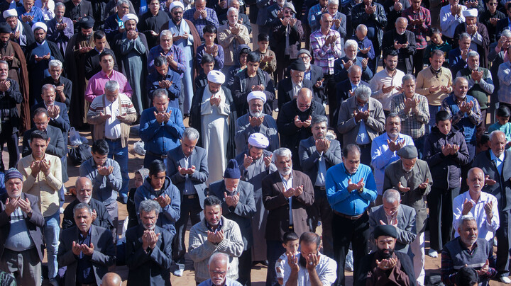 تصاویر| اقامه نماز باران در صحن مصلای المهدی بیرجند