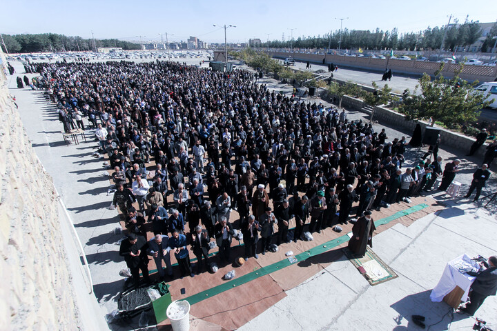 تصاویر| اقامه نماز باران در صحن مصلای المهدی بیرجند