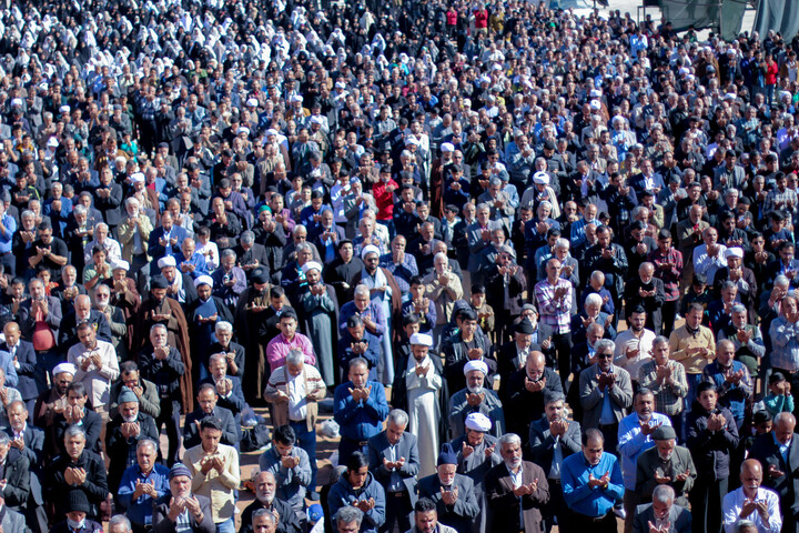 تصاویر| اقامه نماز باران در صحن مصلای المهدی بیرجند