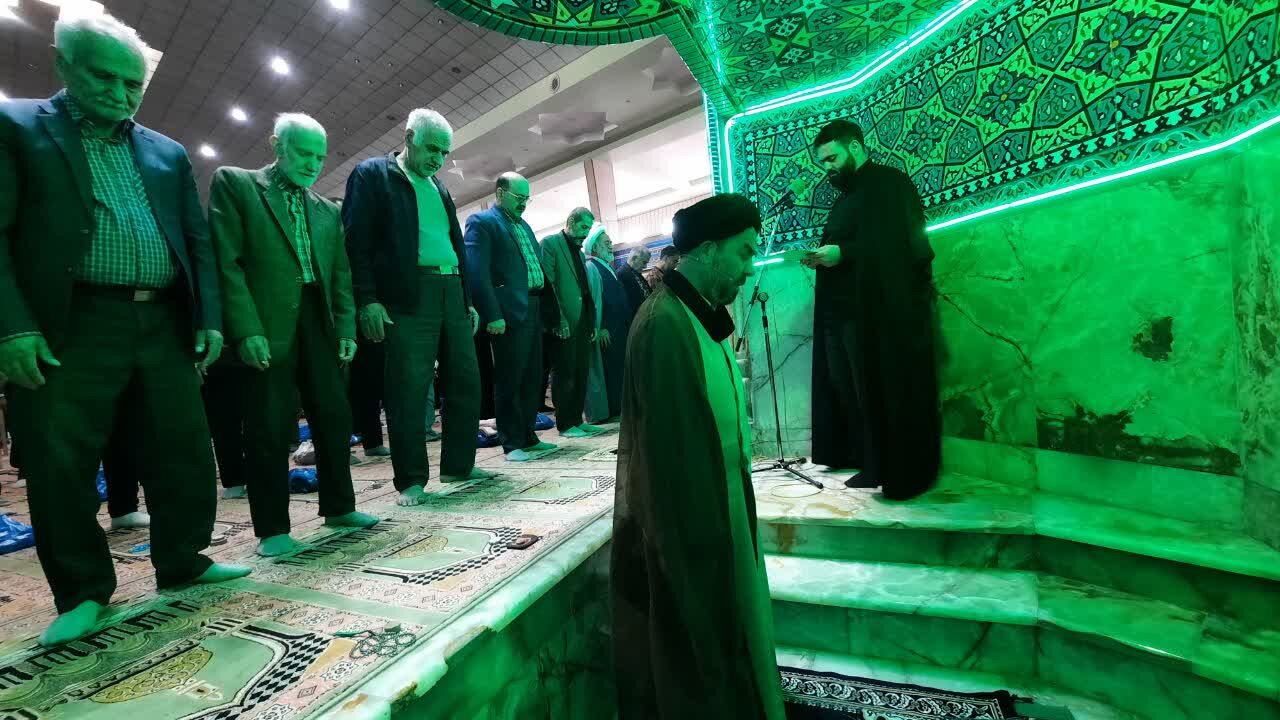 فیلم| قرائت دعای نزول باران بعد از نماز جمعه در مصلی امام خمینی(ره)خمین