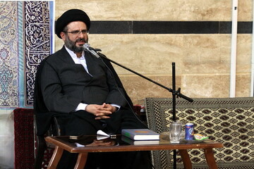  حضرت زهرا(س) حلقه ارتباط و اتصال با خدای متعالی است