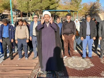 اقامه نماز باران در روستای گیشیگان شهرستان راین+عکس