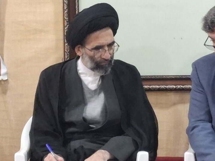 تصاویر/ دیدار رییس اداره فرهنگ و ارشاداسلامی و جمعی از ناشران و مولفین با نماینده ولی فقیه در کاشان