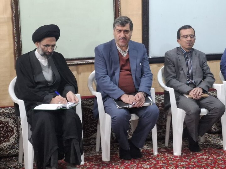 تصاویر/ دیدار رییس اداره فرهنگ و ارشاداسلامی و جمعی از ناشران و مولفین با نماینده ولی فقیه در کاشان