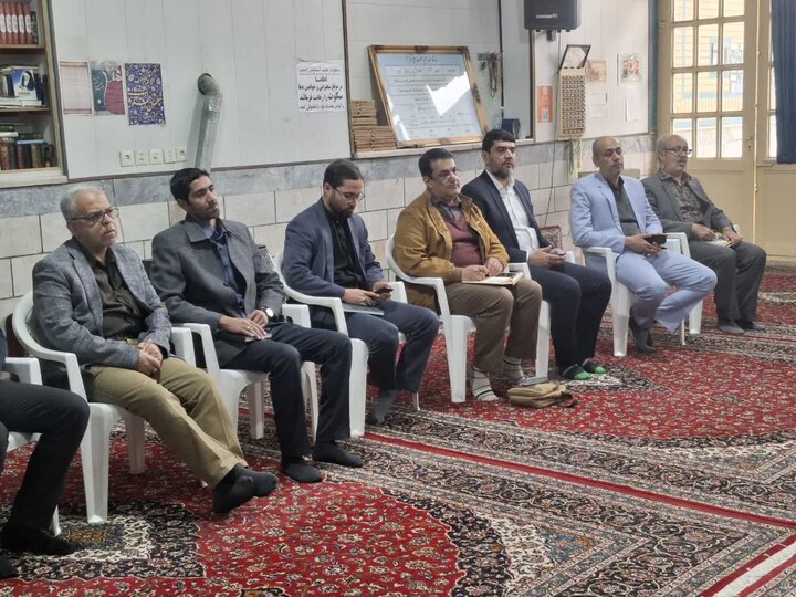 تصاویر/ دیدار رییس اداره فرهنگ و ارشاداسلامی و جمعی از ناشران و مولفین با نماینده ولی فقیه در کاشان