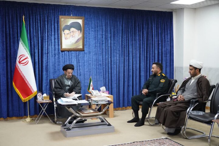 تصاویر/دیدار فرمانده انتظامی خرم آباد با نماینده ولی‌فقیه در استان لرستان و امام جمعه خرم‌آباد