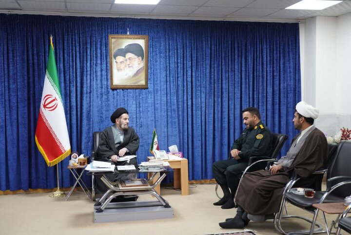 تصاویر/دیدار فرمانده انتظامی خرم آباد با نماینده ولی‌فقیه در استان لرستان و امام جمعه خرم‌آباد