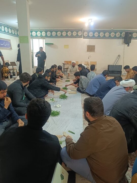 تصاویر/ سفره نذری طلاب مدرسه علمیه دارالعلم اسلامی کاشان