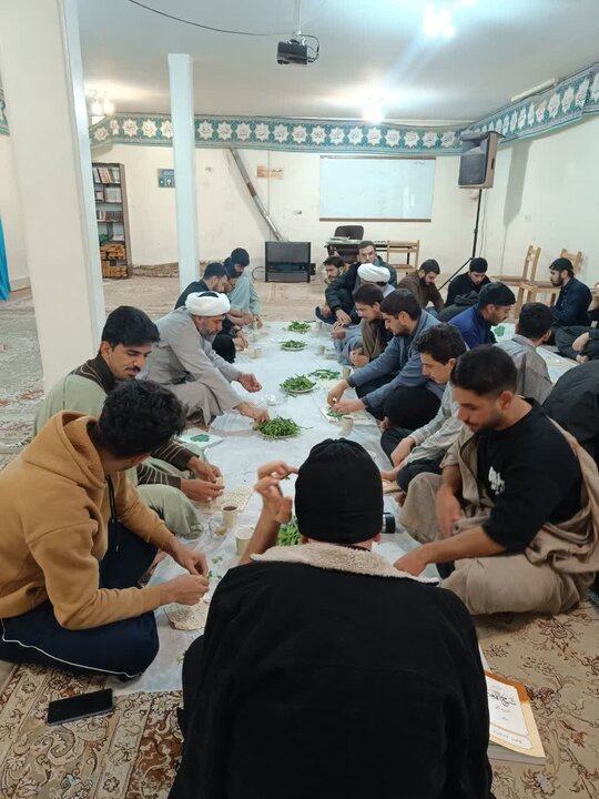 تصاویر/ سفره نذری طلاب مدرسه علمیه دارالعلم اسلامی کاشان