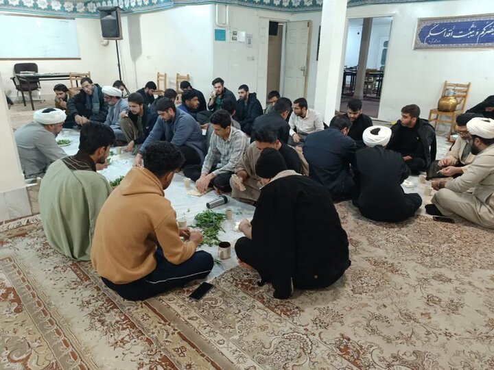 تصاویر/ سفره نذری طلاب مدرسه علمیه دارالعلم اسلامی کاشان
