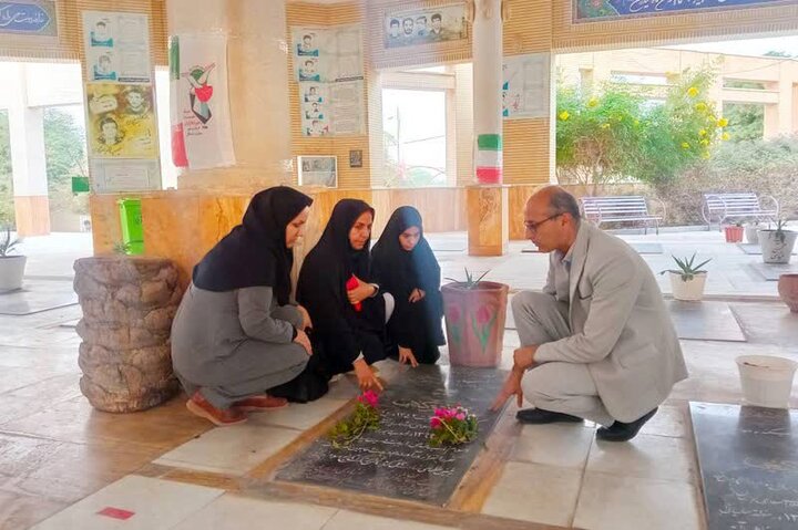 تصاویر/ تجدید بیعت کتابداران بوشهر با شهدا