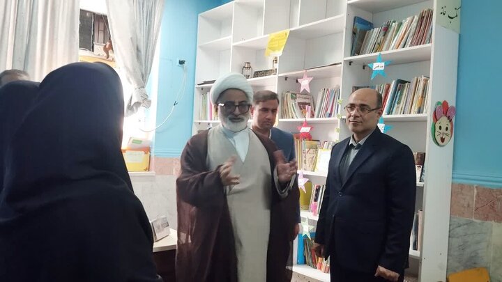 تصاویر/ امام جمعه کنگان در جمع دانش‌آموزان