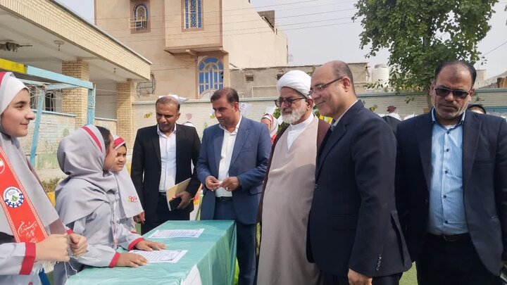 تصاویر/ امام جمعه کنگان در جمع دانش‌آموزان