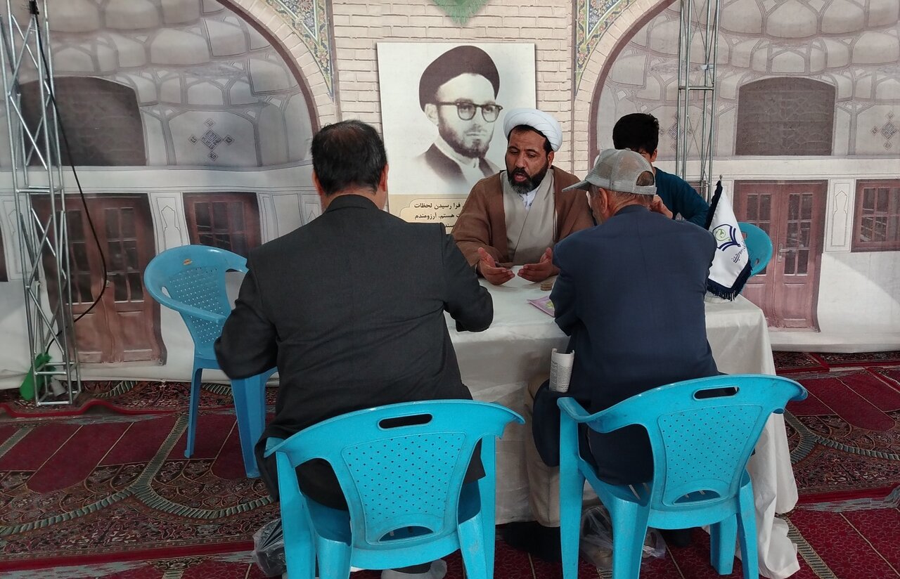 پاسخگویی میدانی به شبهات و سؤالات دینی مردم در مصلی قدس قم + عکس