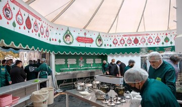 فیلم | خدمت جهادگران حوزه علمیه استان قزوین در چایخانه حرم امام رضا (ع)