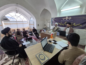 تصاویر/ جلسه دفاعیه تحقیق پایانی طلبه مدرسه علمیه آیت‌الله مدنی کاشانی(ره)