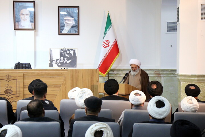 تصاویر/ آیین رونمایی از کتاب هفت جلدی"مفتاح الهدایه فی شرح تحریر الوسیله"