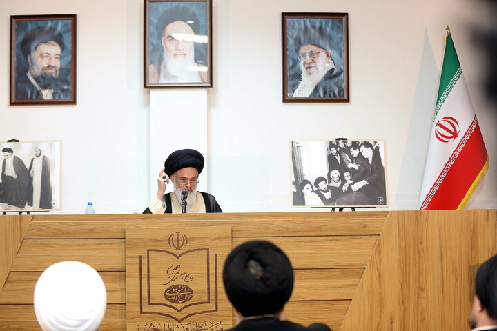 تصاویر/ آیین رونمایی از کتاب هفت جلدی"مفتاح الهدایه فی شرح تحریر الوسیله"