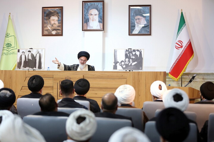 تصاویر/ آیین رونمایی از کتاب هفت جلدی"مفتاح الهدایه فی شرح تحریر الوسیله"